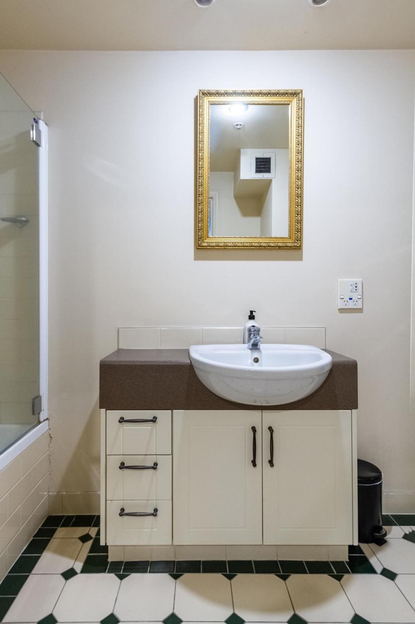Beauty In The Cbd - 1Bed Free Parking Pool Apartment Christchurch Exterior photo